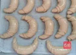 Illustration of how to make croissants 13