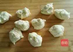 Illustration of how to make raisin flower bread 6