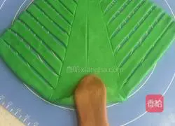 Illustration of how to make Christmas tree bread 7