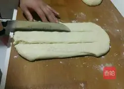 Illustration of how to make butter coconut hand-shredded bread 4