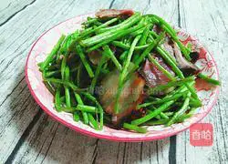 Illustration of how to make stir-fried mugwort with preserved meat 6