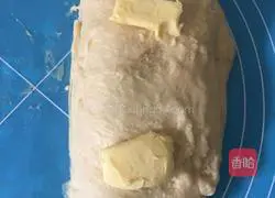 Illustration of how to make caterpillar bread 5