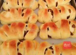 Illustration of how to make raisin bread rolls 10