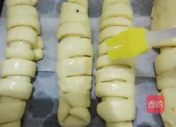 Illustration of how to make mulberry jam bread 16