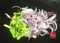 Illustration of how to stir-fry pork belly with onions 11