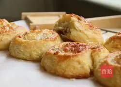 Illustration of how to make Danish crispy bread rolls 18