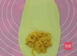 Illustration of how to make long meat floss bread 9