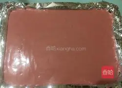 Illustration of how to make red yeast powder cream cake roll 12