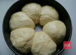 Illustration of how to make bread flowers 11