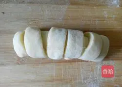 Illustration of how to make caterpillar meat floss bread 10