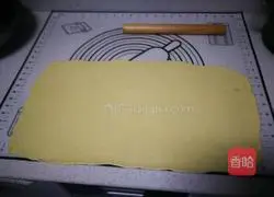 Illustration of how to make black currant and coconut wreath bread 10