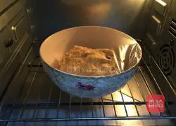 Illustration of how to make raisin and coconut bread 4