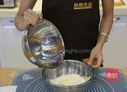 Illustration of how to make honey coconut buns 2