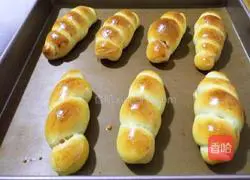 Illustration of how to make screw buns 13