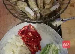 Illustration of how to make spicy razor clams 1