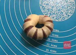 Illustration of how to make bean paste bread 18