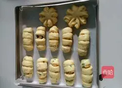 Illustration of how to make chives and meat floss bread rolls 9