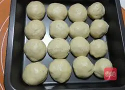 Illustration of how to make a bear squeeze bread 4