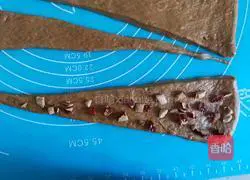 Illustration of how to make brown sugar and red date bread rolls 10