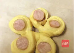 Illustration of making fancy sausage bread 5