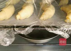 Illustration of how to make meat floss croissants 13