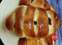 Illustration of how to make raisin bread rolls 15