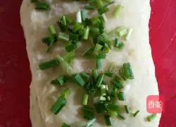 Illustration of how to make chives and meat floss rolls 4