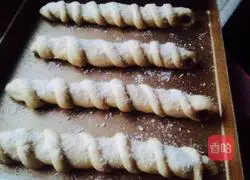 Illustration of how to make caterpillar jam bread 8