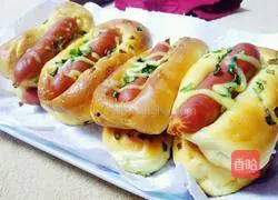 Illustration of how to make scallion sausage bread 20