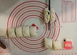 Illustration of how to make raisin bread rolls 4