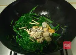 Illustration of how to stir-fry leeks and mussels 5