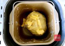 Illustration of how to make orange bread rolls 6