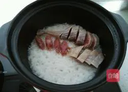 Illustration of how to make preserved claypot rice 4