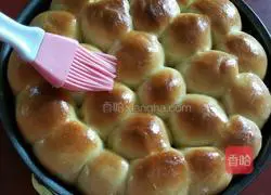 Illustration of how to make brushed golden buns 6