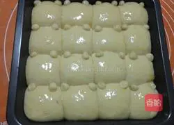 Illustration of how to make a bear squeeze bread 6