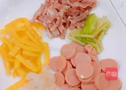 Illustration of how to make shrimp, bacon and ham pizza 1