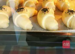 Illustration of how to make meat floss croissants 16