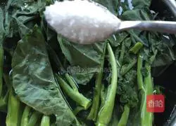 Illustration of how to stir-fry Xiangxi bacon with kale 2