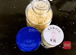 Illustration of how to make meat floss rolls 2