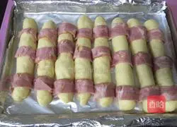 Illustration of how to make bacon cheese meat floss breadsticks 10