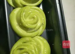Illustration of how to make matcha rose buns 6