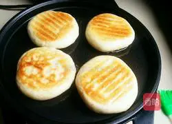 Illustration of how to make meat floss pancakes 14