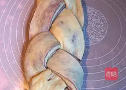 Purple sweet potato shredded by hand Illustration of how to make bread 18