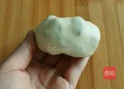 Illustration of how to make raisin flower bread 10