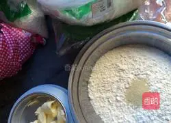 Illustration of how to make raisin rolls 1