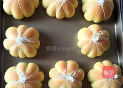 Illustration of how to make pumpkin bread with red bean paste 19