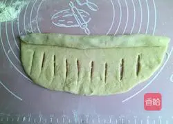 Illustration of how to make caterpillar bread 8