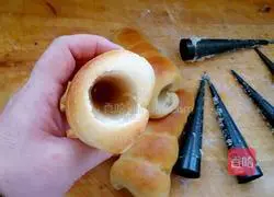 Full Illustration of making wheat butter spiral bread bucket 14