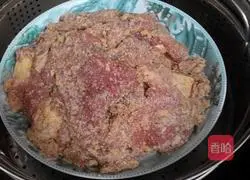 Illustration of how to make steamed pork with potato flour 3