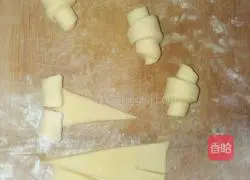 Illustration of how to make croissants 14